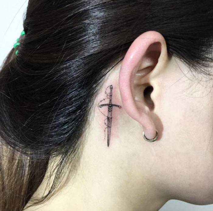 Endroit tatouage femme idée tatouage femme oreille magnifique