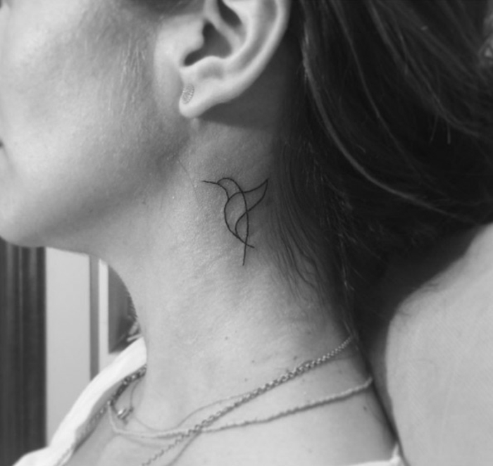 Excellente idée tatouage femme derriere oreille feminin oiseau géometrique