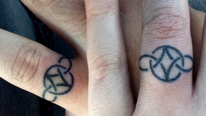 tatouage doigt symbole infini amour eternel