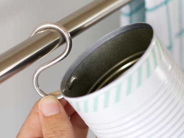 customiser le pot à ustensiles de cuisine de masking tape et l'accrocher, idée de recyclage boite de conserve