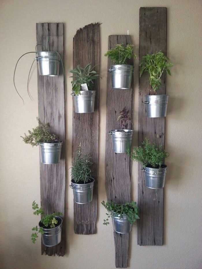 planches en bois accrochées au mure comme support de petits pots de fleurs et plantes pour déco cuisine