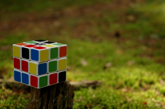 que faire pendant les vacances quand on s ennuie, solution rubik's cube, nature verte, technique rubik's cube, gazon, comment faire le rubik's cube