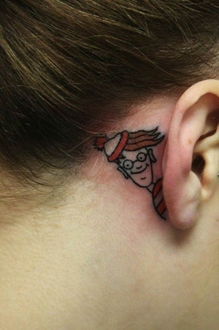 Emplacement tatouage derrière l oreille magnifique Waldo chaché