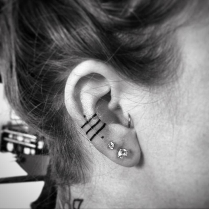 Petit tatouage feminin tatouage caché oreille femme lignes et points