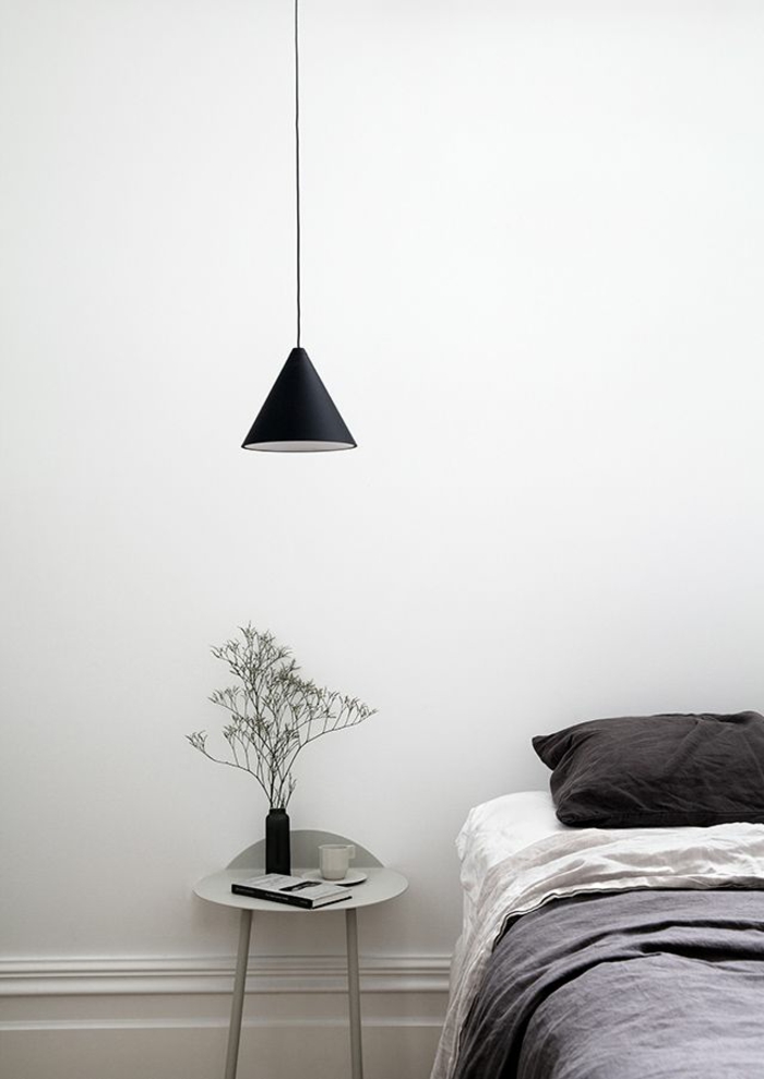 une chambre à coucher monochrome au décor minimaliste, une suspension chevet minimaliste en forme conique