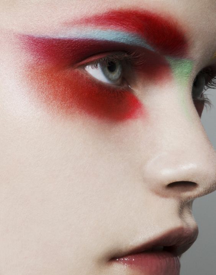 look des années 80 maquillage des yeux en rouge, bleu et vert pastel effet de choc