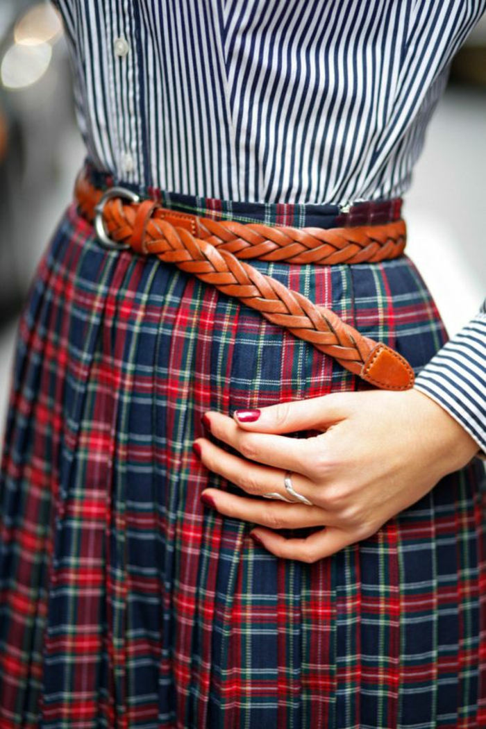 mode des année 80 mini jupe écossaise avec ceinture tressée en marron et chemisier aux rayures en bleu et blanc