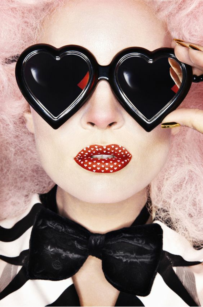 mode annee 80 grandes lunettes en forme de coeur et lèvres dans le gout de la pop culture 