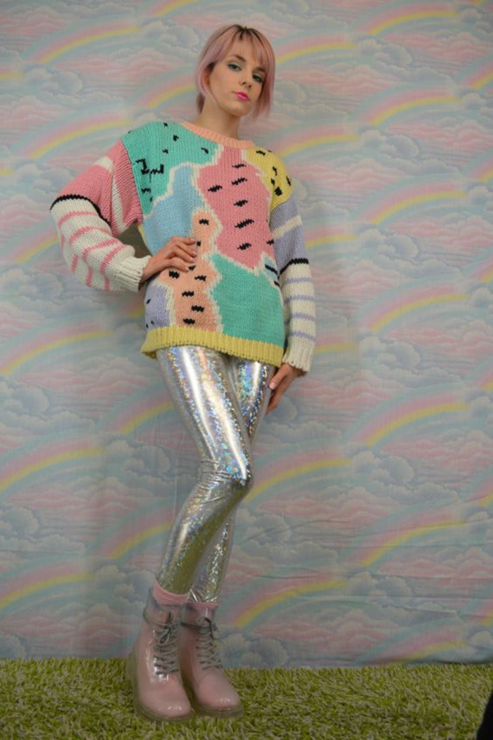 mode années 80 gros pull aux couleurs pastel avec des pantalons en latex brillants disco et Dr. Martens roses