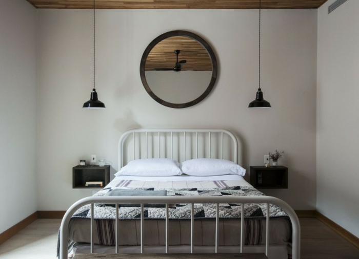 une chambre à coucher au style scandinave, table de chevet flottante et luminaire industriel