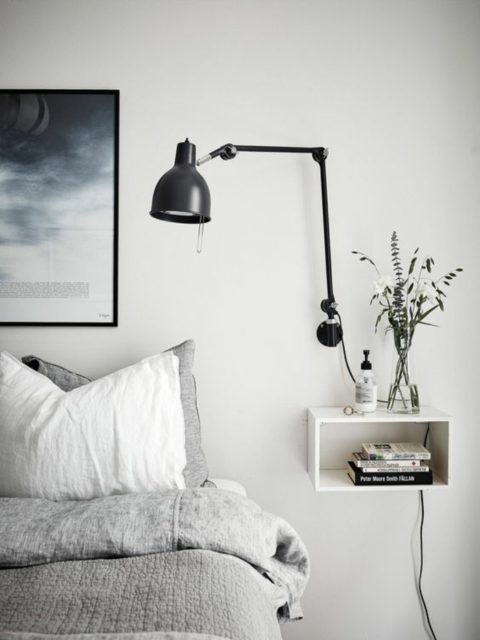déco fonctionnelle et minimaliste autour du lit, une applique suspendue avec bras, un luminaire industrielle réglable