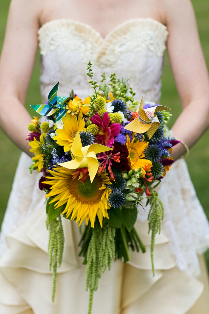 joli bouquet de mariée décoré avec des moulins à vents, mariage sur thème moulin à vent papier