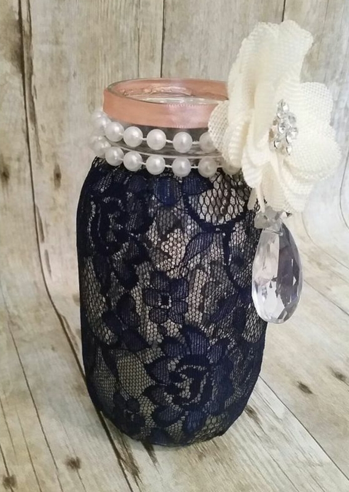idée décoration mariage, bocal en verre customisé de dentelle bleu marin, pierres precieuse, perles et fleur en tissu