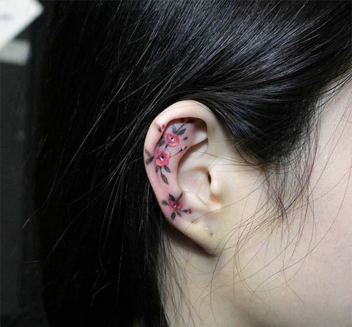 Beau tatouage fille cool idee quel tattoo femme tatouage fleur colorée sur oreille