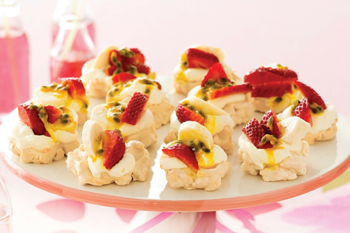 un dessert australien classique de mini-pavlova aux fruits de la passion, fraises et banane