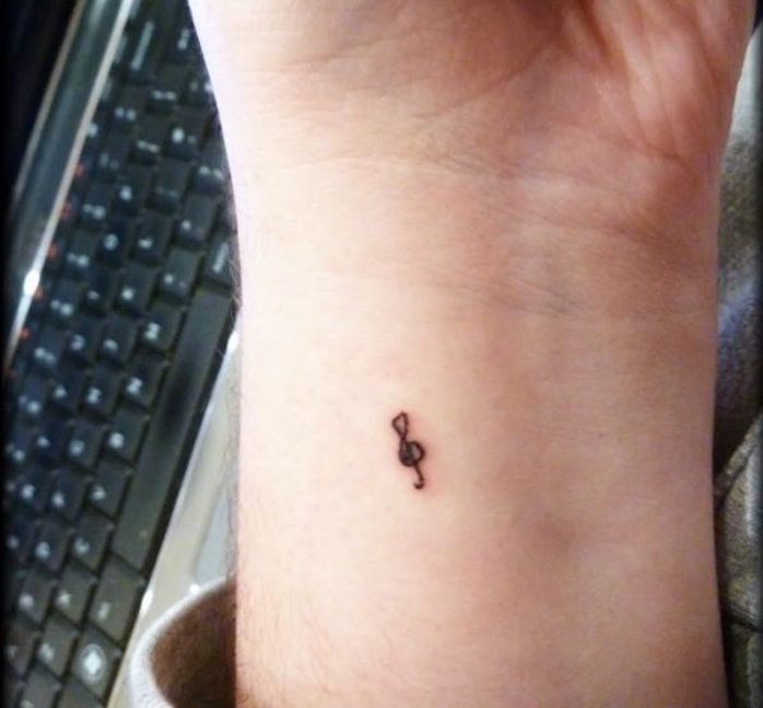 mini tattoo note de musique poignet clé sol petit tatouage musical discret