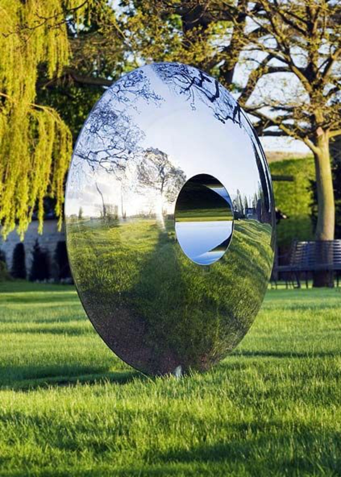 miroir sorcière dans la nature pour embellir un parc réflechit l'herbe verte et les arbres