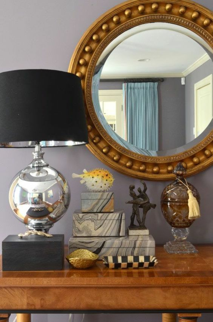 miroirs vintage miroir doré rond au cadre orné de boules dans une entrée ouverte sans portes