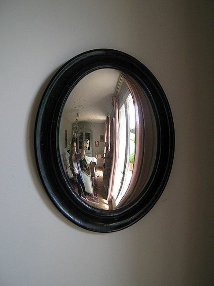miroir vintage au cadre noir et en forme ovale effet du verre vieilli convexe