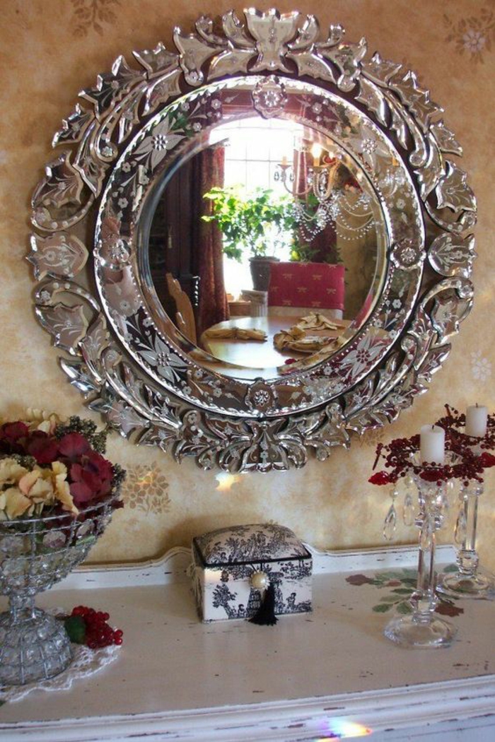 miroir de sorcière ancien en forme de couronne cadre argent vieilli convexe