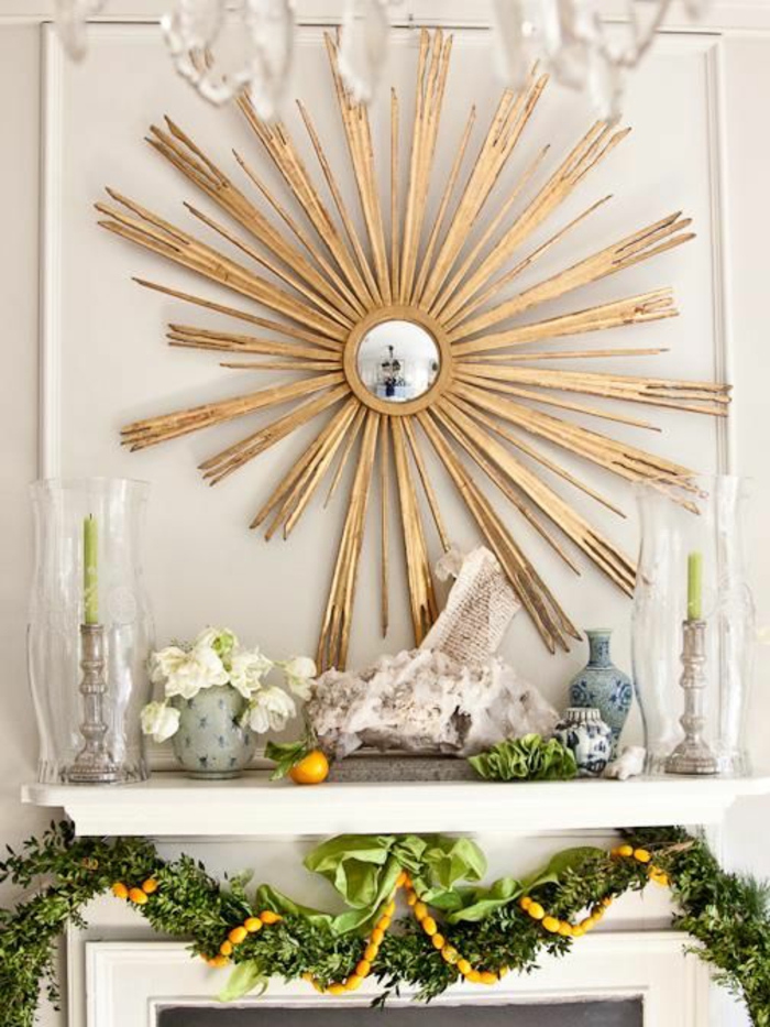 miroir sorcière soleil aux rayons en bois dans un intérieur blanc et baroque