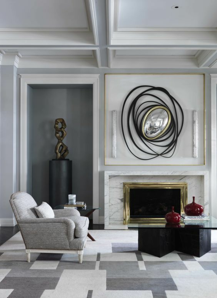 miroir biseauté modernistique au cadre noir spirale abstraite sur une cheminée blanche