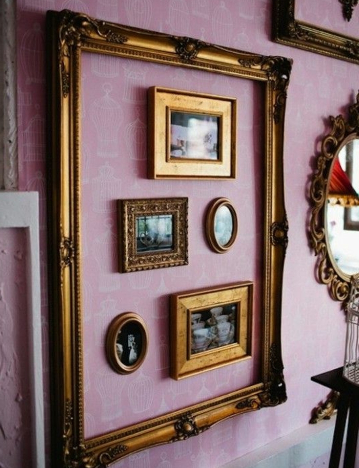 mur de cadres, exemple de mise en abyme, un cadre doré vintage avec des cadres photos dedans, formats divers, mur de papier peint rose motif cage d oiseau
