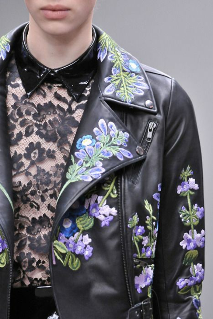 mode des années 80 mode année 1980 femme veste en cui aux broderies colorées de fleurs et chemisier en dentelle noire avec col en vynil