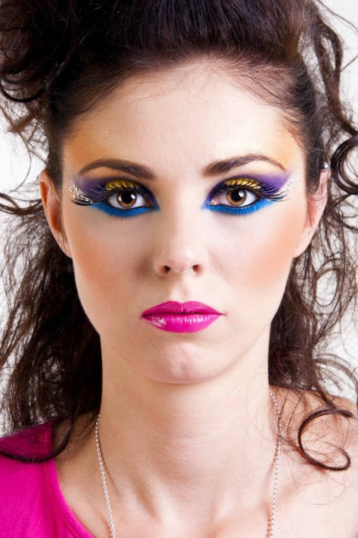 look des annees 80 maquillage lèvres fuchsia et yeux aux couleurs et formes de queue de paon