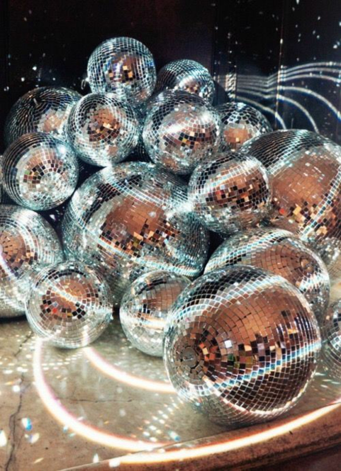 mode des années 80 boules de disco à gogo pour des nuits interminables à danser