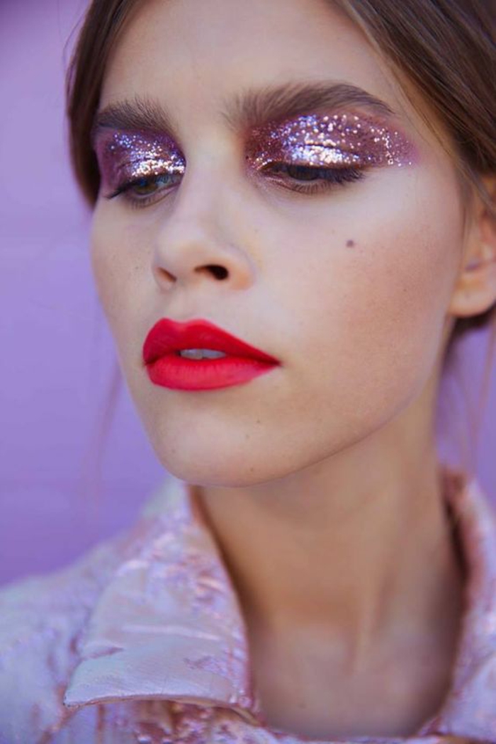 mode des année 80 maquillage brillant des yeux en violet et lèvres rouges corail 