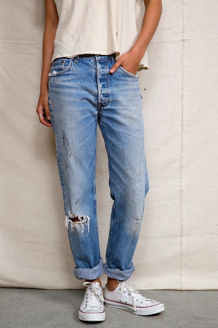 mode des années 80 jeans légèrement déchirés avec baskets blancs