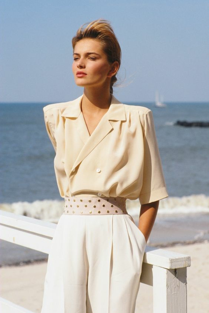 mode année 1980 femme pantalon blanc et chemisier manches 3/4 avec épaulettes et taille fortement soulignée
