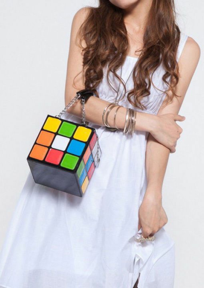 annee 80 look avec sac cube de Rubik et robe blanche fluide