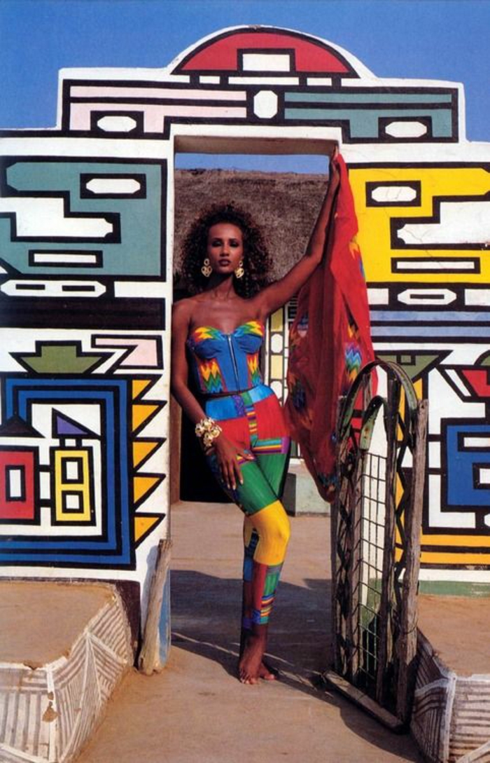 mode année 80 Iman mannequin en combinaison aux couleurs délirantes vives