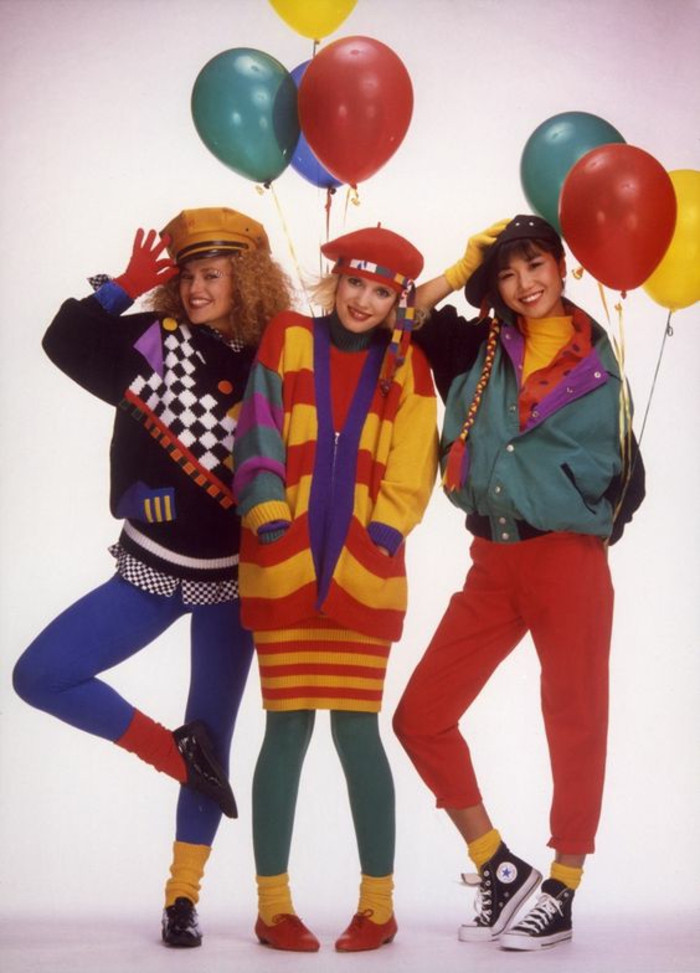 mode année 80 tenues aux couleurs vives barette et casquette baskets manches chauve souris