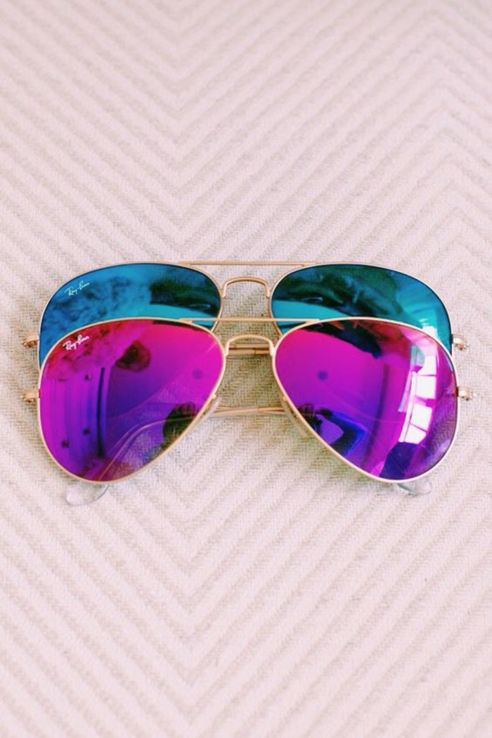 mode année 80 lunettes de soleil aux verres colorés en bleu turquoise et fuchsia effet miroir