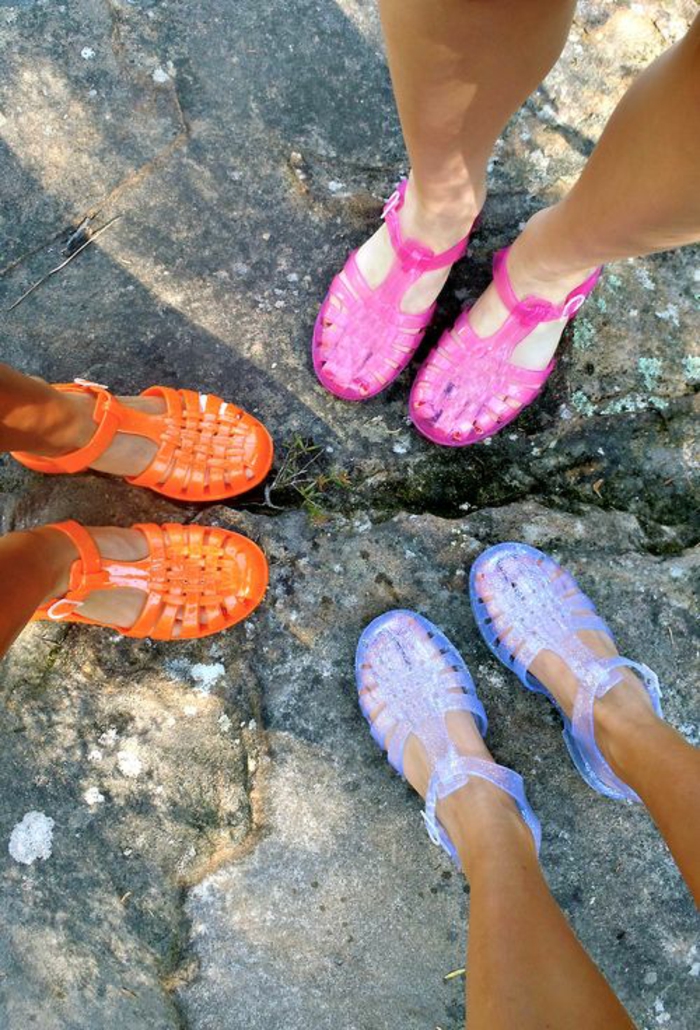 mode des années 1980 les chaussures en plastique aux couleurs flashy néon pour l'été