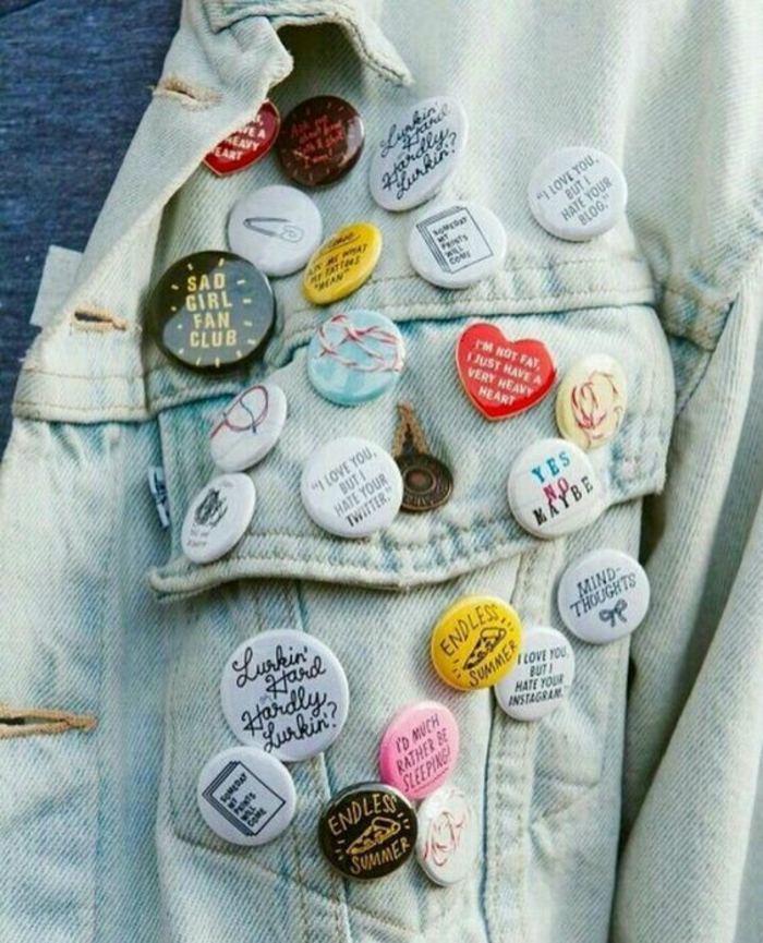 mode année 80 badges colorés aux messages d'amour 