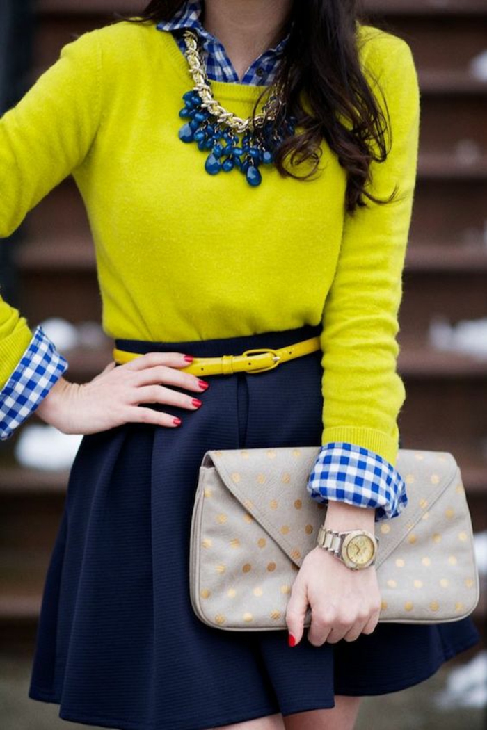 mode année 80 mini jupe trapèze fluide en bleu marine avec ceinture fine en jaune néon et pull col rond de la meme couleur