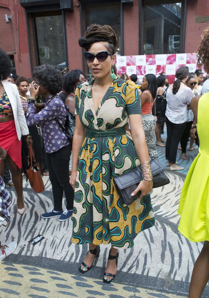 une robe africaine moderne portée avec ceinture qui valorise la taille pour une silhouette féminine et rétro chic
