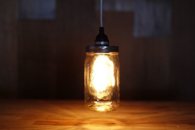 idée comment faire une lampe à partir un bocal en verre, idée luminaire industriel, activite manuelle pour adultes