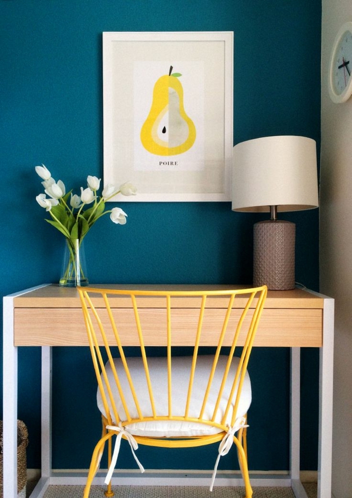 deco bleu canard, chaise jaune bureau en bois clair, bouquet de tulipes, lampe, dessin poire decoratif, aménager un coin de travail