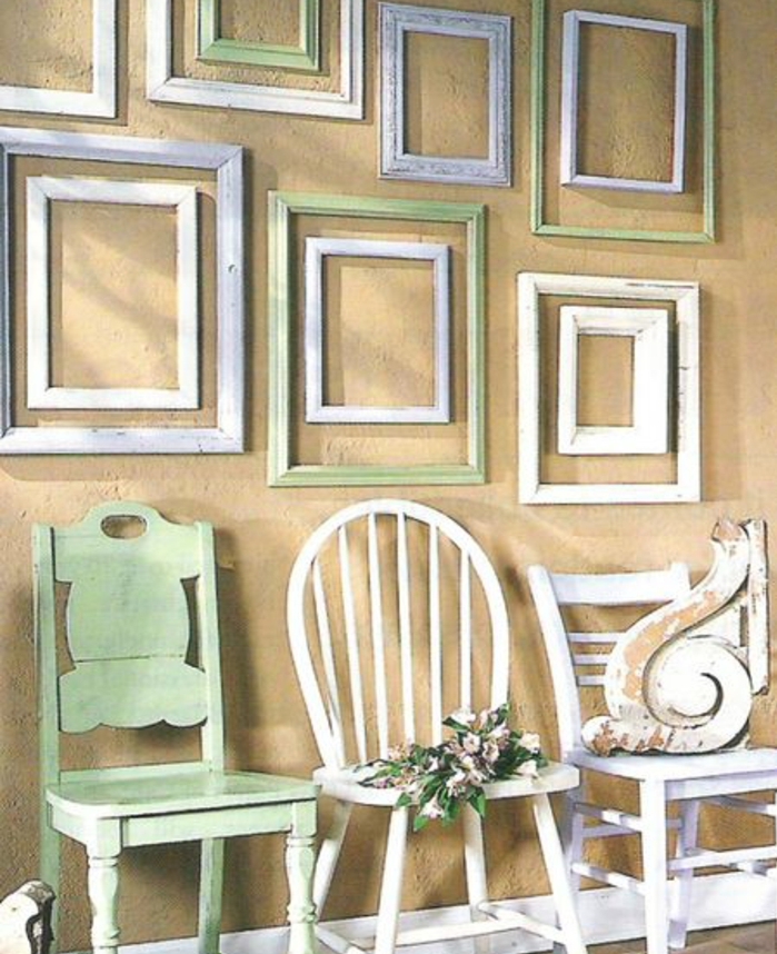 mur de cadres, mise en abyme, chaises en bois blanches et vert, mur couleur jaune, idee decoration style campagne chic méditerranéem
