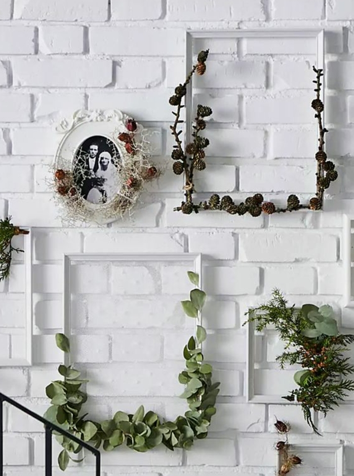 mur de cadres blanche, idee comment customiser un cadre blanc de plantes, branches, photo de mariage vintage