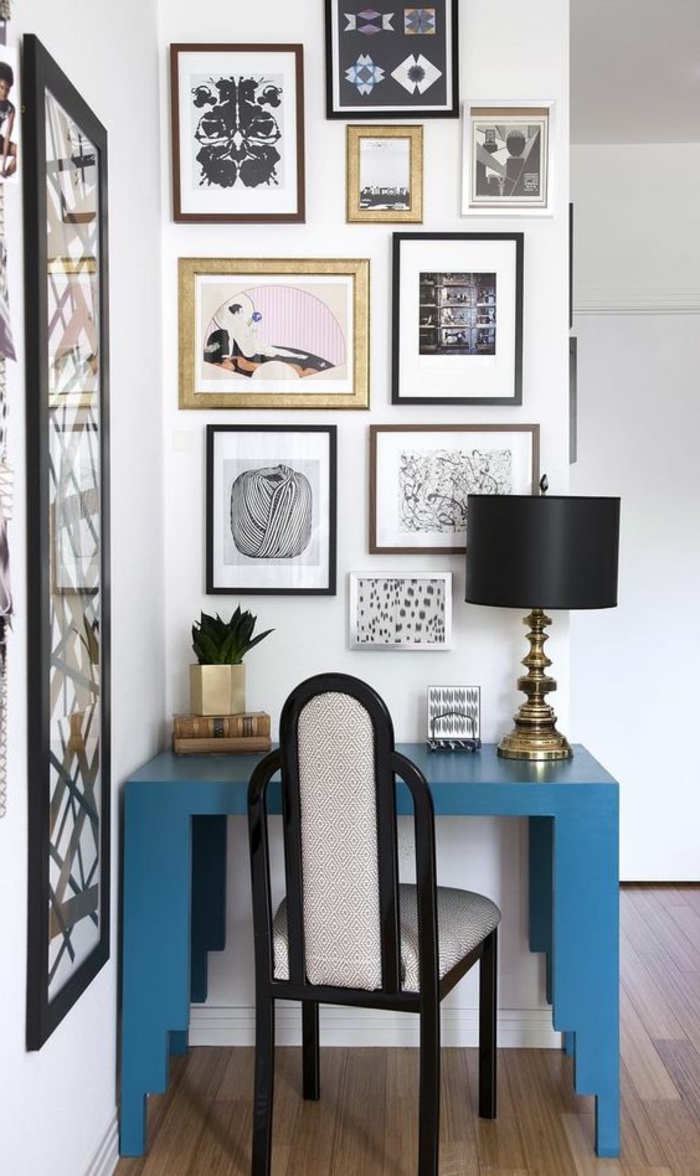 cadre photo original, déco couloir, parquet stratifié, murs blancs, lampe noire, bureau bleu