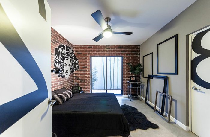 habiller un mur de cadres, exemple de chambre à coucher moderne, papier peint briques, mur d accent gris, linge de lit et tapis noir, tapis gris