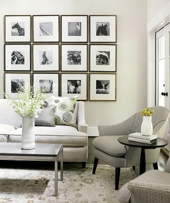 cadre photo original, canapé blanc, fauteuil gris, table ronde noire, grande fenêtre, murs blancs