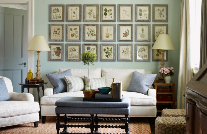 deco mur, canapé blanc, cadre rectangulaire, porte en bois, grande fenêtre, murs vert pastel, coussins décoratifs