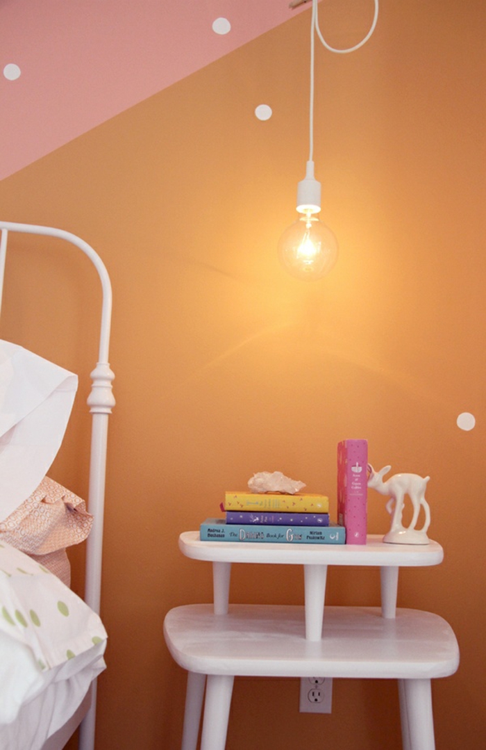 une suspension chevet blanche à ampoule nue, une chambre d'enfant originale aux murs bicolores en rose et orange